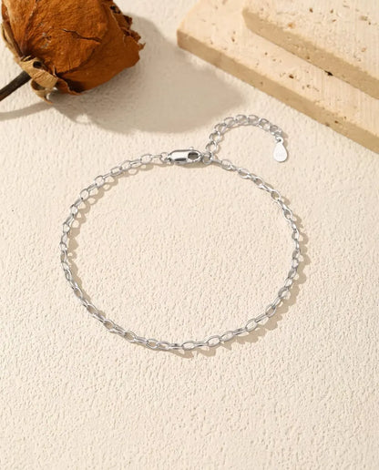 Pulsera Cadena Forzada en Plata 925 - extendida sobre una superficie clara con textura, con cierre y alargador