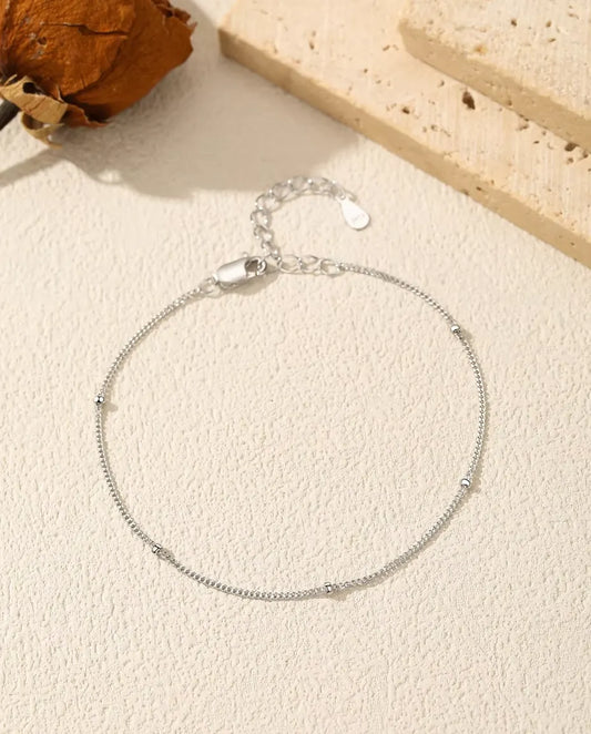 Pulsera Cadena Satélite en Plata 925 - extendida sobre una superficie clara con textura, con cierre y alargador