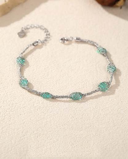 Pulsera de Circonitas en Jaula en Plata 925 - extendida sobre una superficie clara con textura, con cierre y alargador