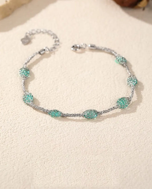 Pulsera de Circonitas en Jaula en Plata 925 - extendida sobre una superficie clara con textura, con cierre y alargador