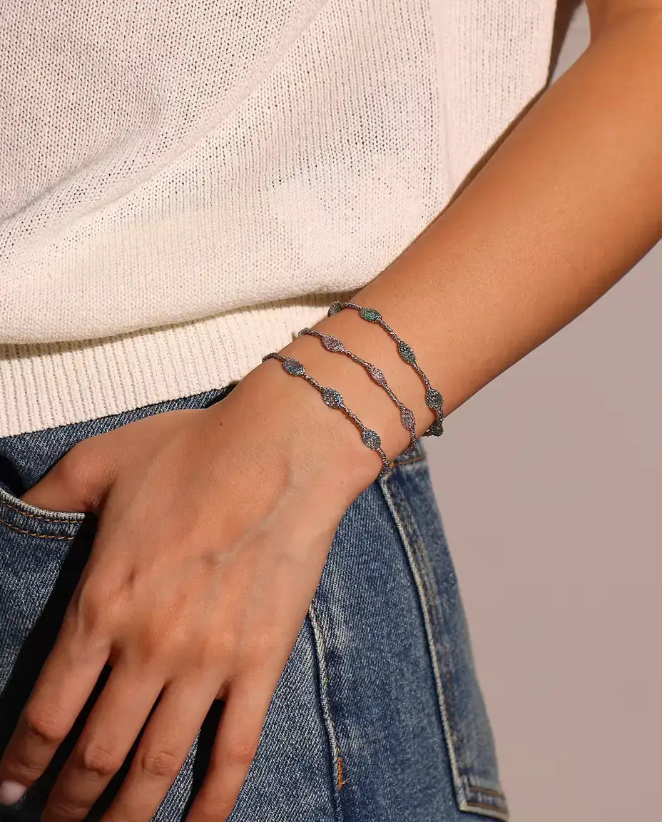 Pulsera de Circonitas en Jaula en Plata 925 - llevada en la muñeca junto a los otros dos colores