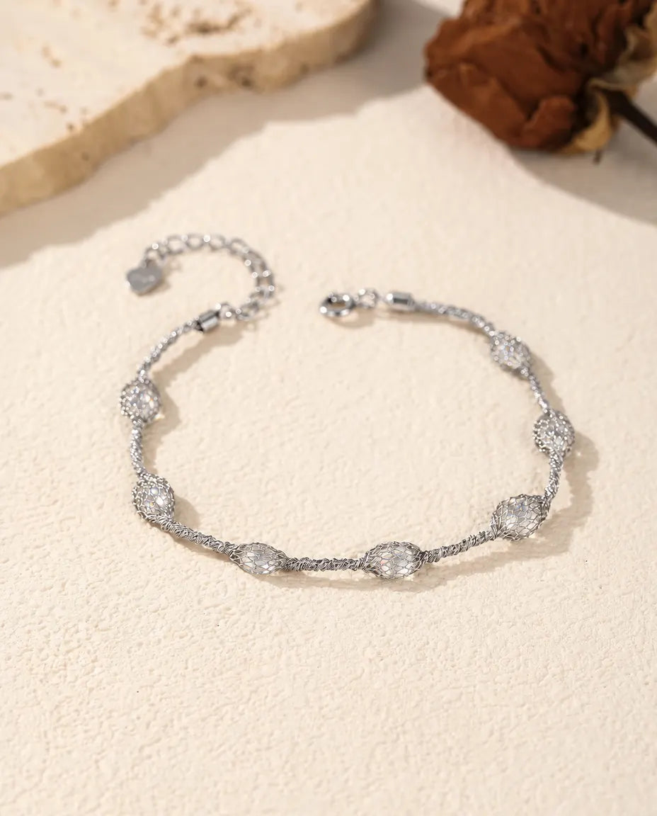 Pulsera de Circonitas en Jaula en Plata 925 - versión con circonitas blancas, extendida sobre una superficie clara