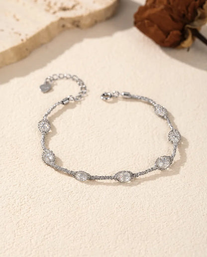 Pulsera de Circonitas en Jaula en Plata 925 - versión con circonitas blancas, extendida sobre una superficie clara