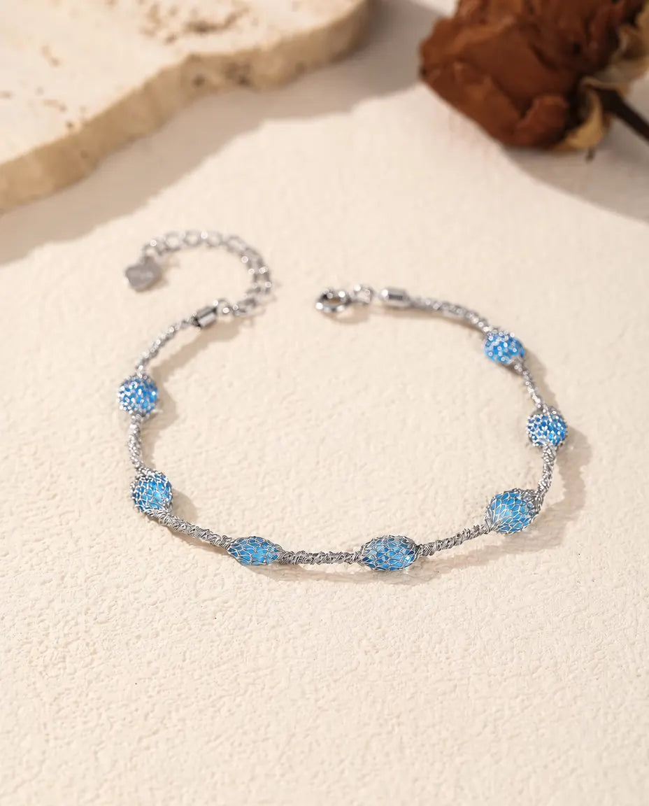 Pulsera de Circonitas en Jaula en Plata 925 - versión con circonitas azules, extendida sobre una superficie clara