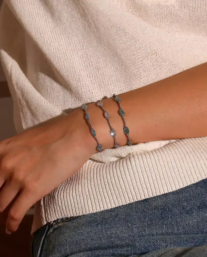 Pulsera de Circonitas en Jaula en Plata 925 - llevada en la muñeca, primer plano