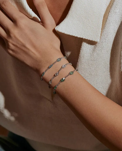 Pulsera de Circonitas en Jaula en Plata 925 - llevada en la muñeca, con la mano en el cuello de la blusa