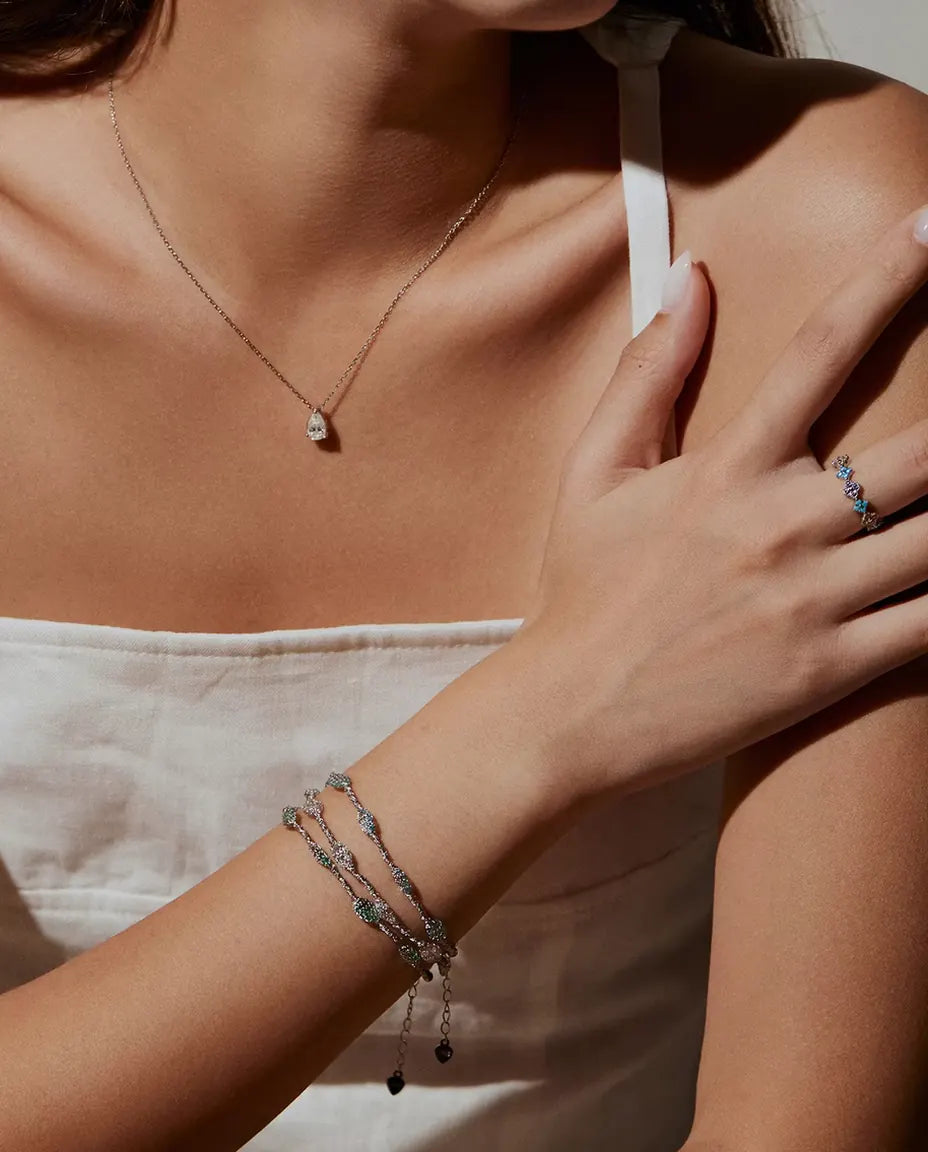 Pulsera de Circonitas en Jaula en Plata 925 - llevada en la muñeca con un collar y un anillo