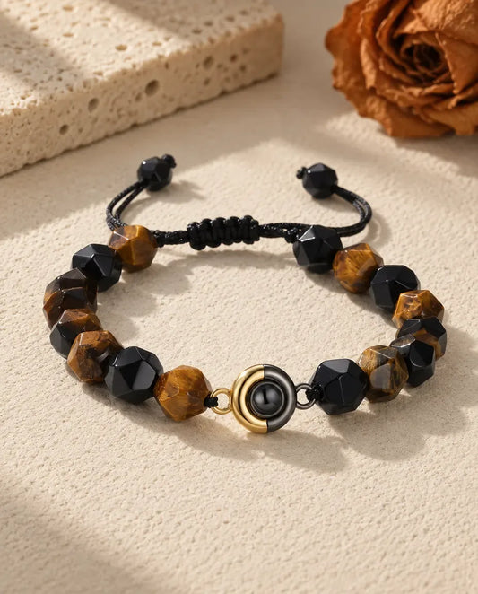 Pulsera con foto dentro - sobre una superficie