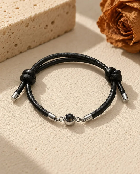 Pulsera con foto dentro - sobre una superficie