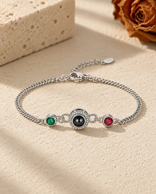 Pulsera con foto dentro y dos piedras de nacimiento - vista frontal en plata