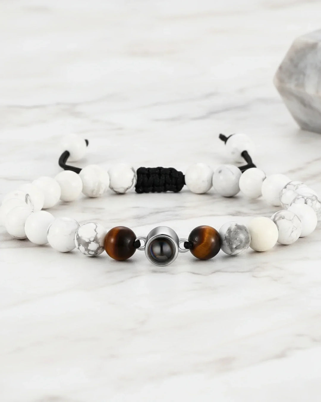 Pulsera con foto dentro – cuentas de magnesita blanca, estilo discreto, regalo para ella