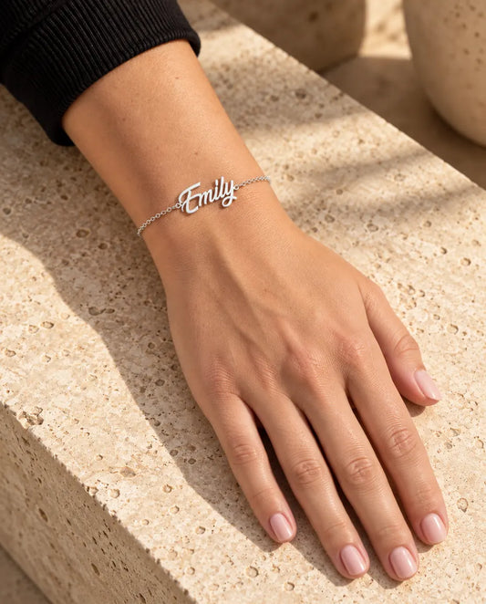 Pulsera con nombre grabado en plata de ley 925 - llevado por una modelo