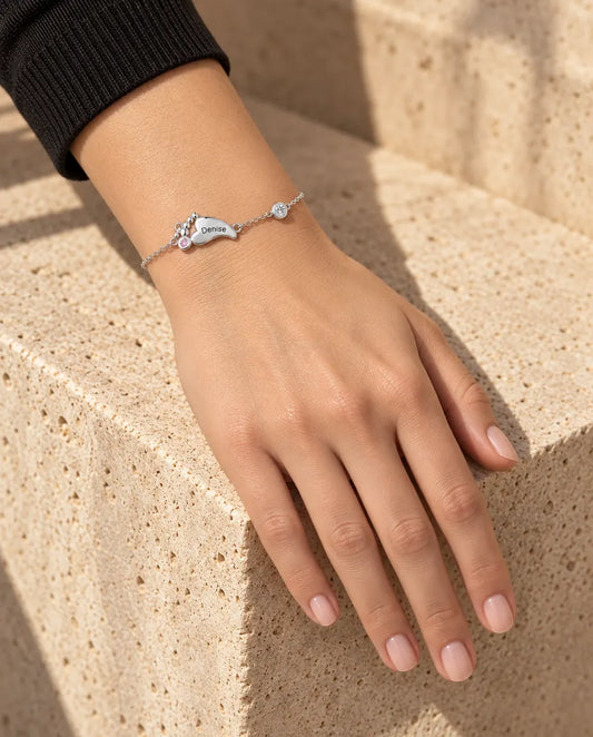 Pulsera con nombre grabado - llevado por una modelo