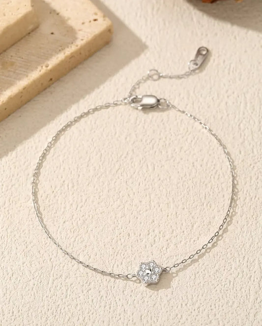 Pulsera Flor de Moissanita en Plata 925 - extendida sobre una superficie clara con textura, con cierre y alargador