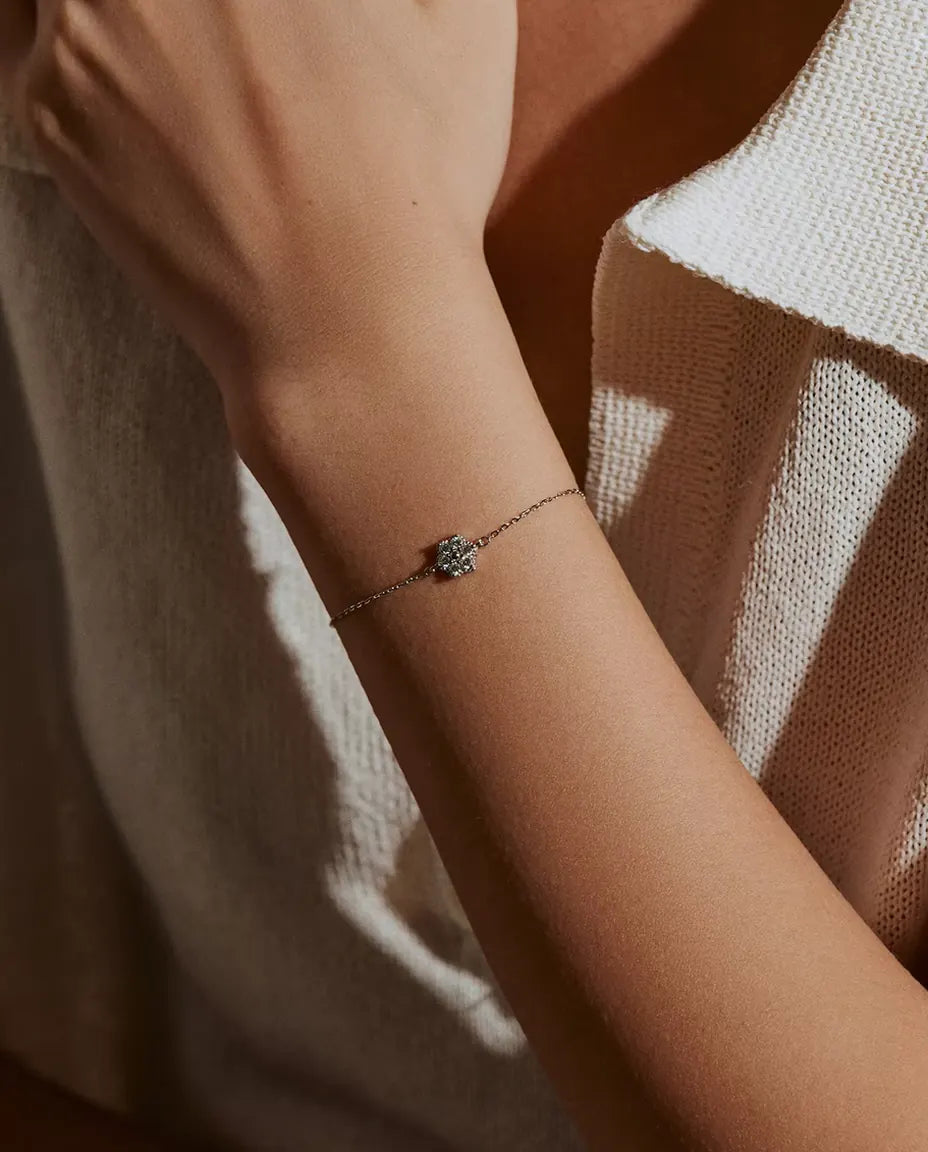 Pulsera Flor de Moissanita en Plata 925 - llevada en la muñeca