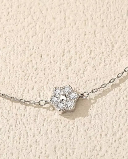 Pulsera Flor de Moissanita en Plata 925 - primer plano de la flor de moissanita