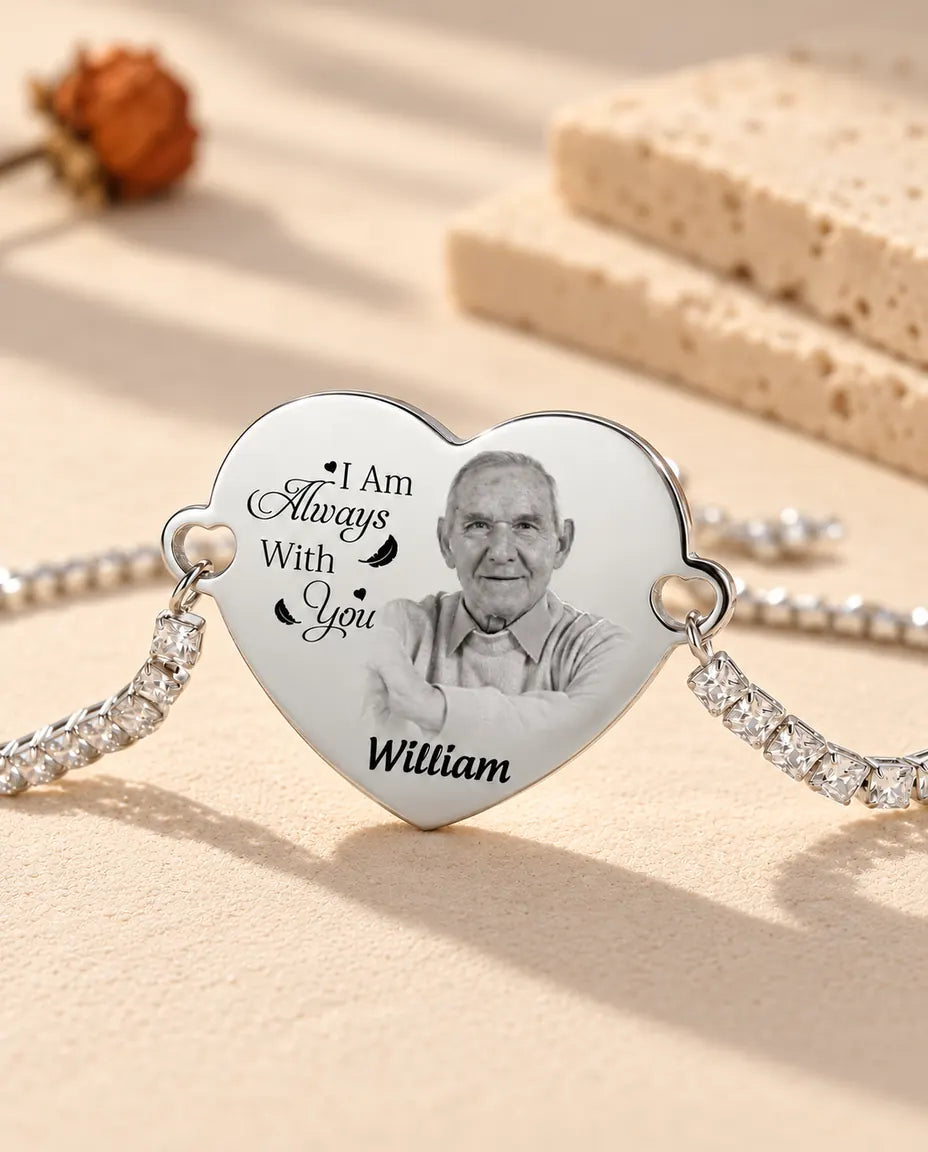 Primer plano del corazón plateado grabado con una foto en blanco y negro, un mensaje y el nombre William