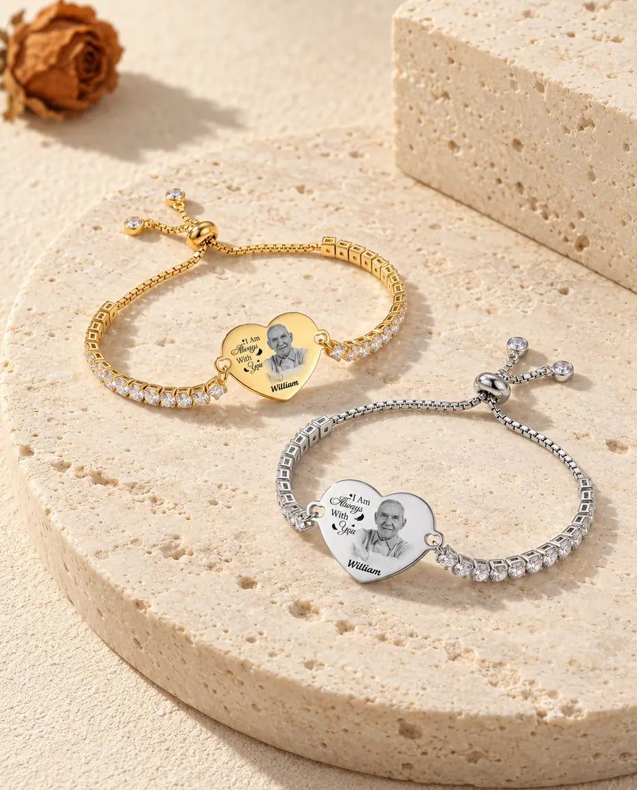 Pulseras con corazón grabado con foto en versión plateada y dorada, juntas sobre travertino