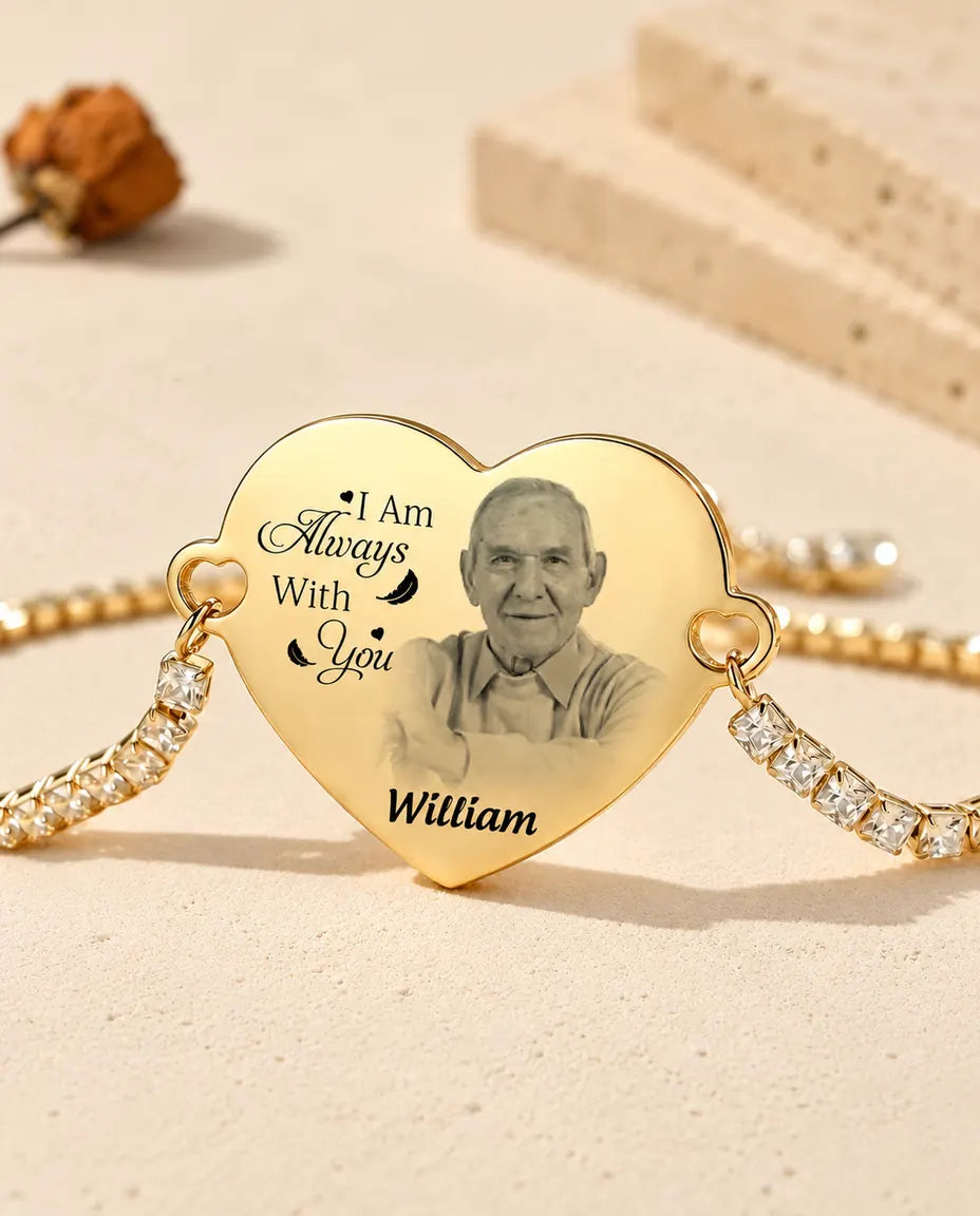 Primer plano del corazón dorado grabado con una foto, un mensaje y un nombre