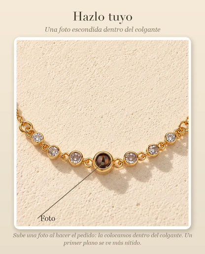 Guía de personalización: la imagen que subes en «Foto» queda dentro de la piedra de la pulsera de circonitas