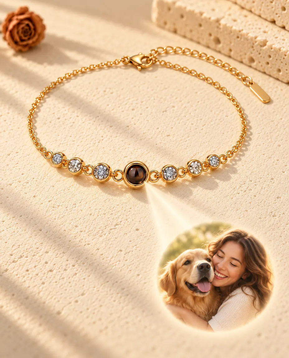 La luz atraviesa la piedra marrón de la pulsera dorada y muestra la foto redonda de una mujer abrazando a su perro