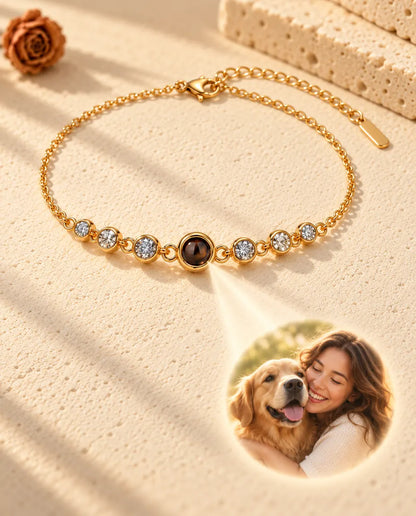 La luz atraviesa la piedra marrón de la pulsera dorada y muestra la foto redonda de una mujer abrazando a su perro
