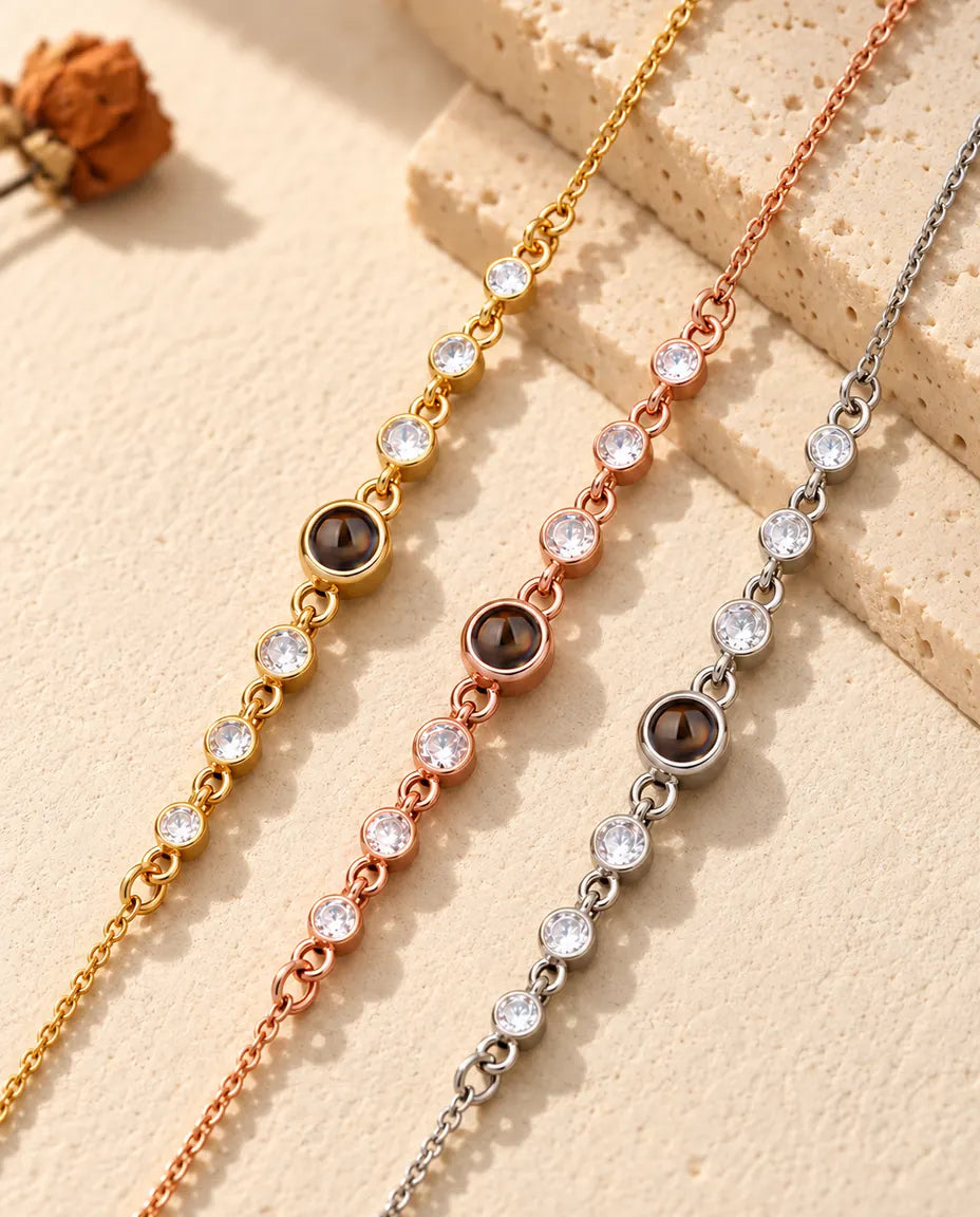 Tres pulseras finas de circonitas en dorado, color oro rosa y plateado, una al lado de la otra