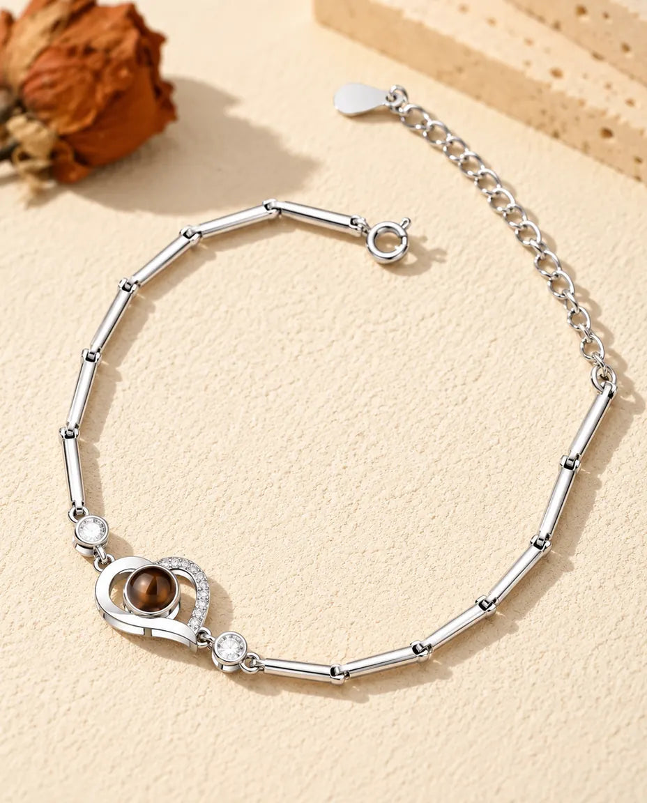 Pulsera con foto dentro personalizada en plateado con corazón abierto en cadena de barritas, sobre yeso crema