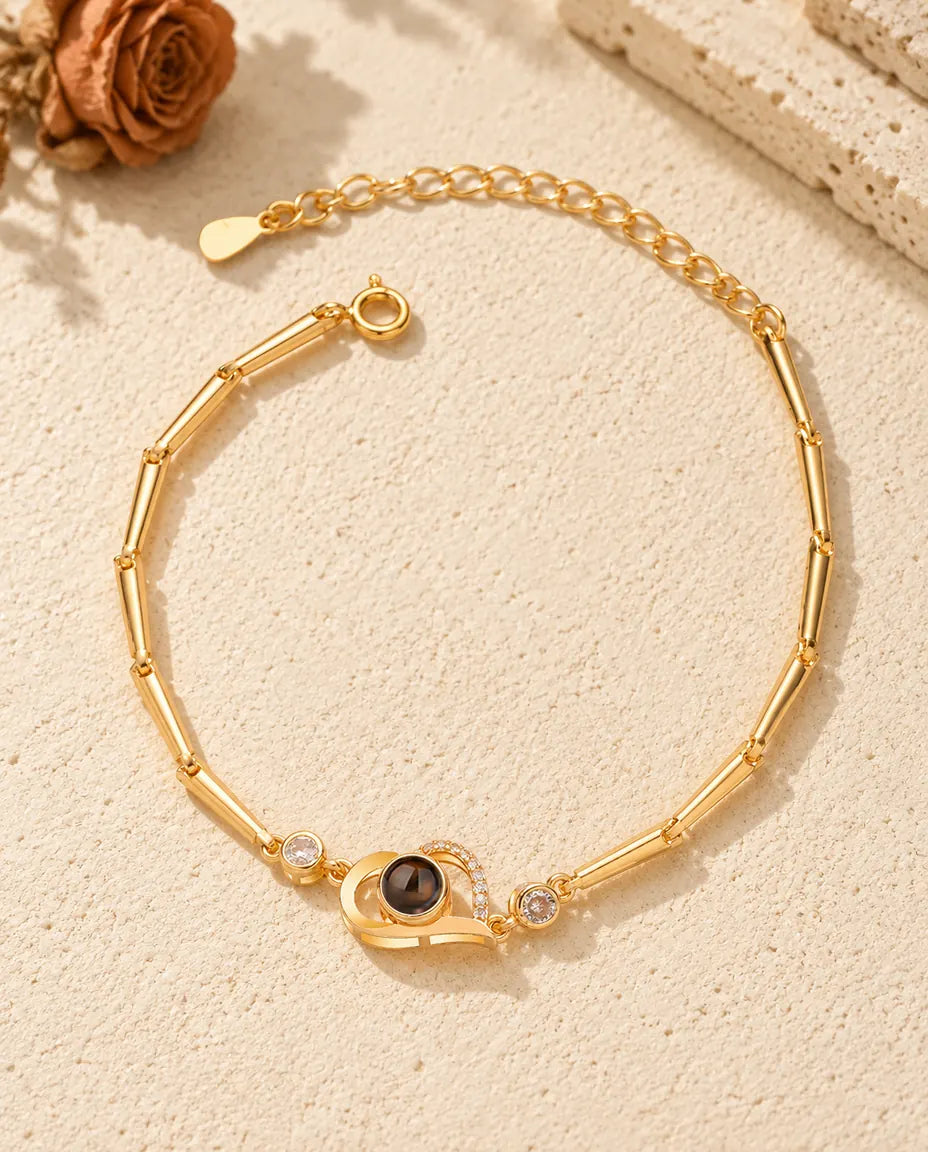 Vista cenital de la pulsera dorada de corazón abierto con foto dentro