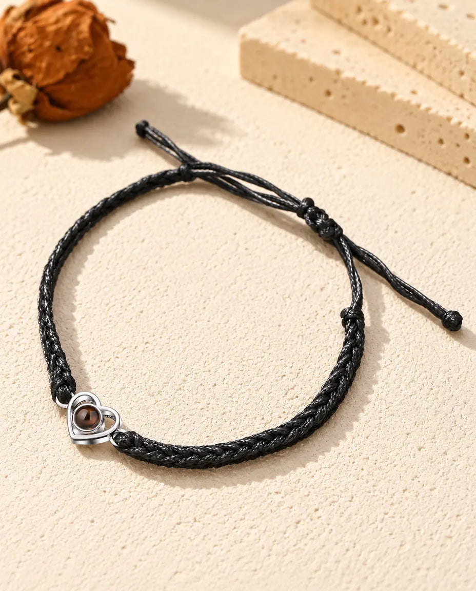 Pulsera con foto dentro personalizada: corazón abierto de plata de ley 925 en cordón trenzado negro, sobre yeso crema