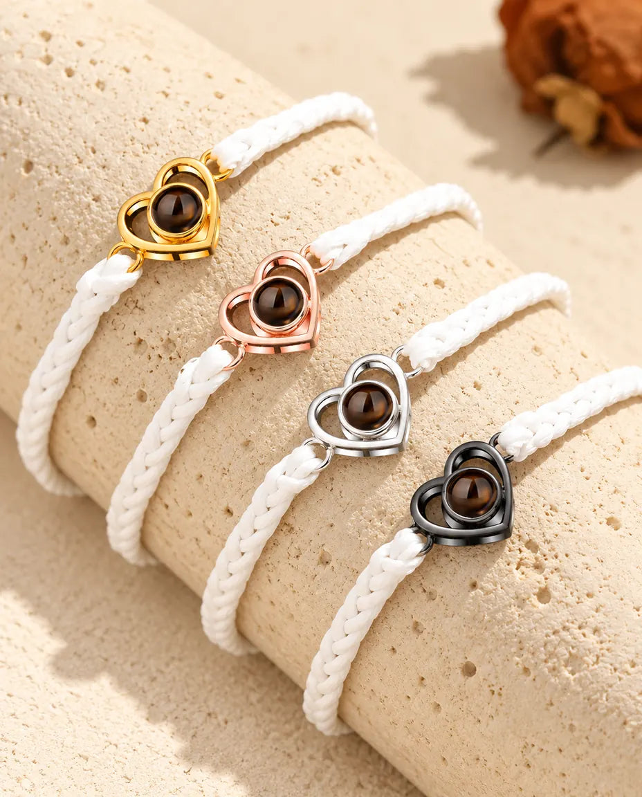 Pulseras de cordón trenzado blanco en fila, una por cada color de corazón abierto