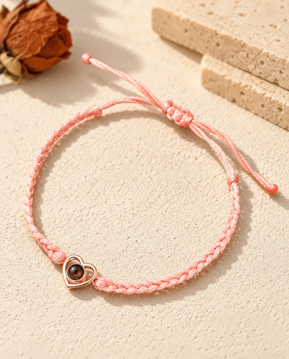 Corazón abierto color oro rosa en cordón trenzado rosa con nudo corredizo ajustable