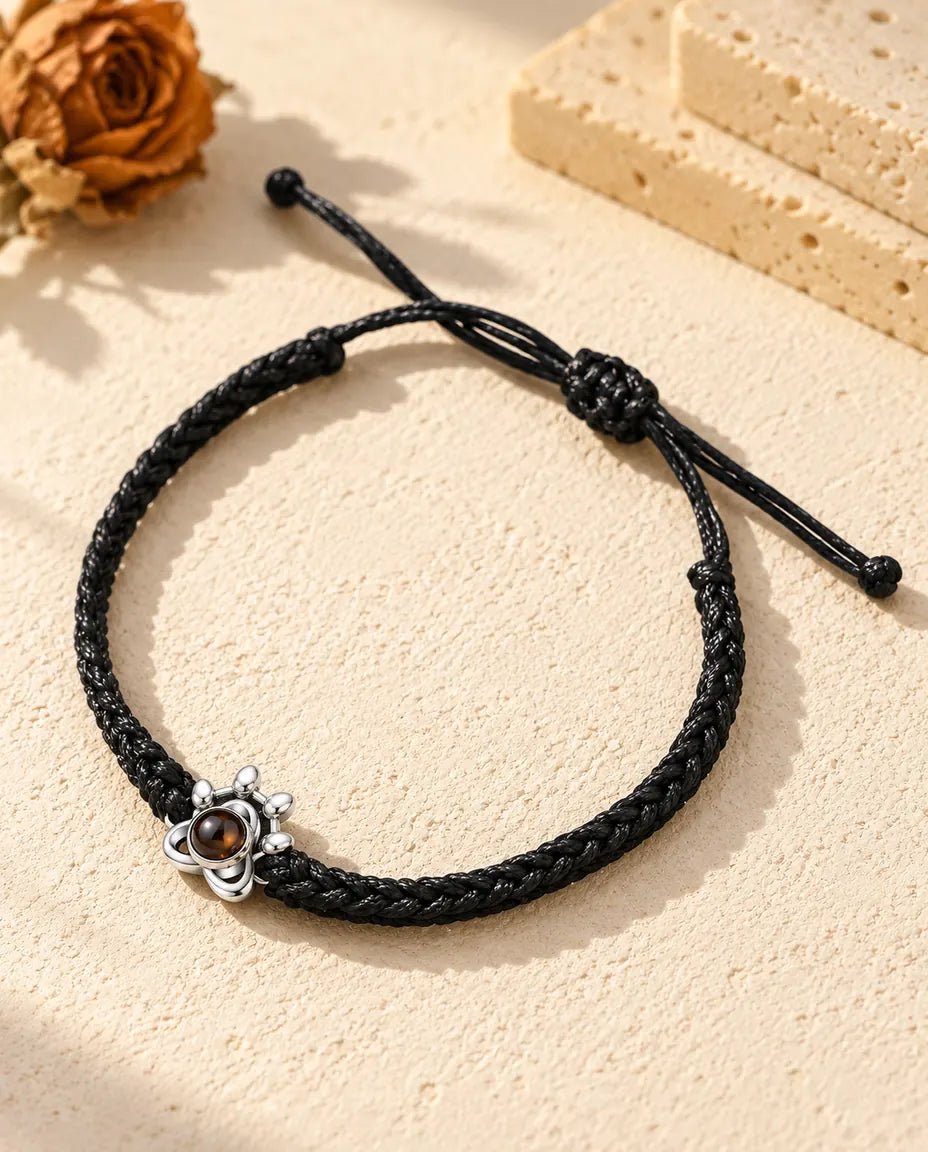 Pulsera con foto dentro personalizada: colgante huella de plata de ley 925 en cordón trenzado negro, sobre yeso crema