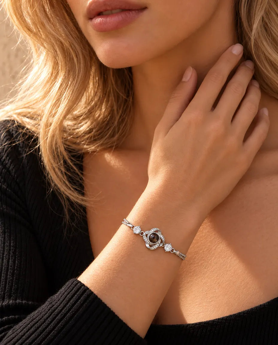 Mujer que se toca el cuello con la pulsera plateada de nudo de amor y foto dentro