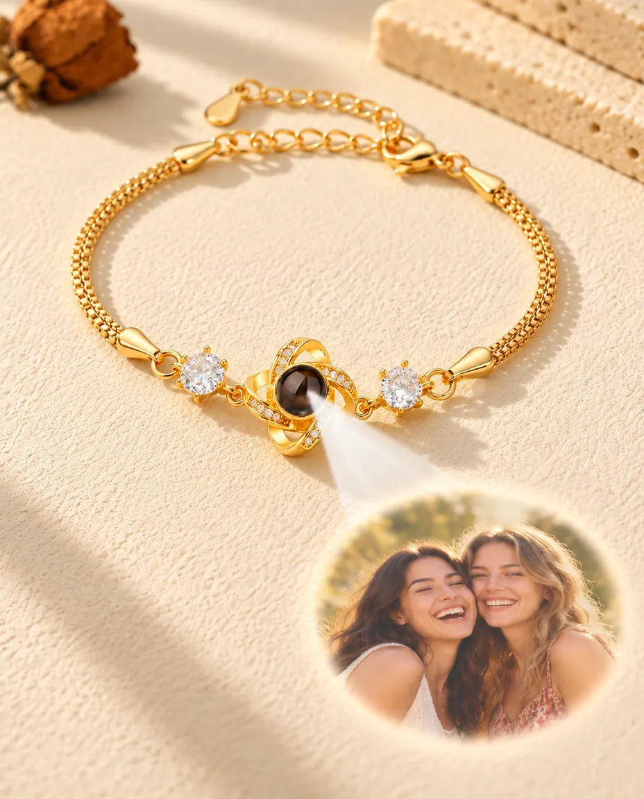 La luz atraviesa la piedra marrón del nudo dorado y proyecta la foto redonda de dos amigas riendo