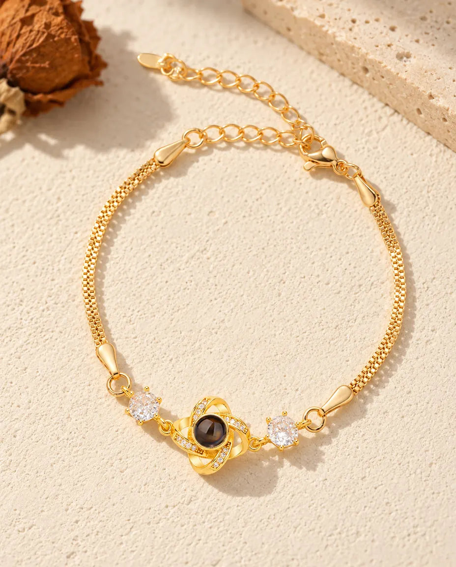 Vista cenital de la pulsera dorada de nudo de amor con foto dentro
