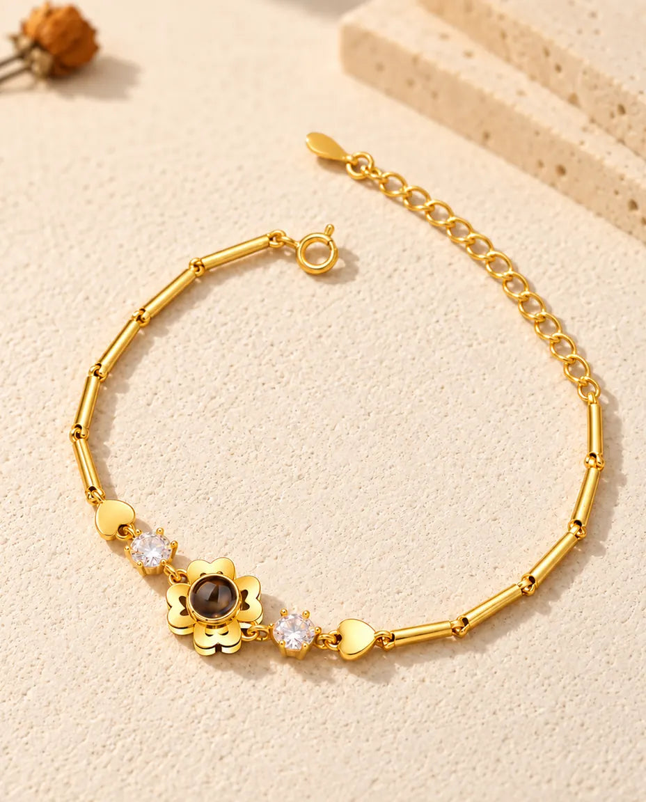 Pulsera dorada de trébol con pétalos de corazón, cierre de reasa y cadena de extensión