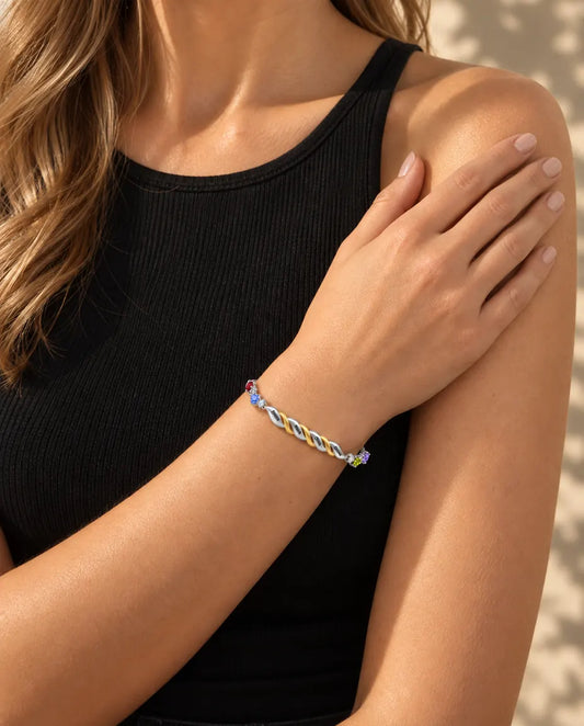 Pulsera grabada con nombres y de 2 a 4 piedras de nacimiento en forma de corazón - llevado por una modelo