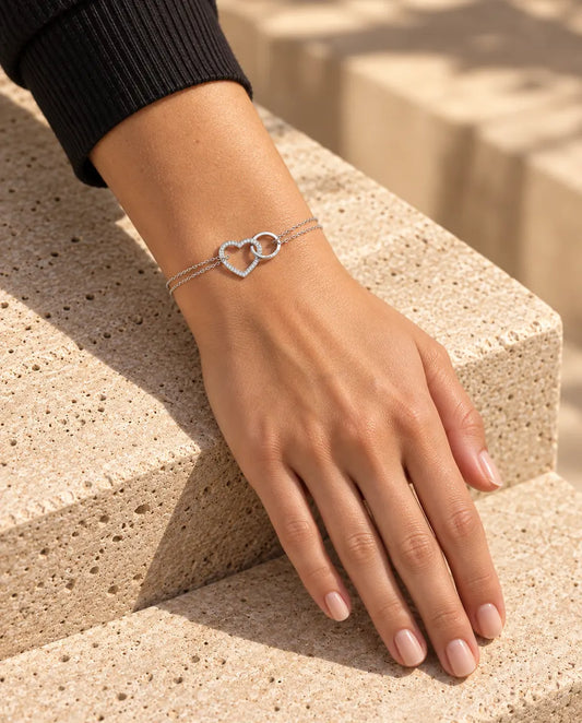 Pulsera grabada con corazón y aro entrelazados - llevado por una modelo