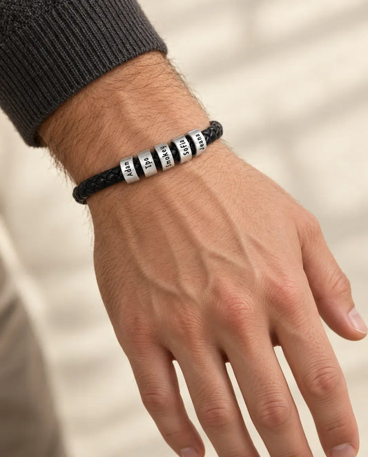 Pulsera hombre grabada - llevado por una modelo
