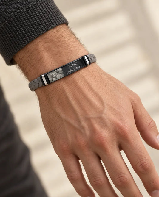Pulsera hombre grabada - llevado por una modelo