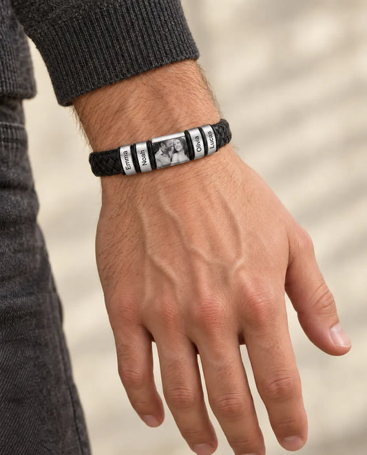 Pulsera hombre grabada - llevado por una modelo