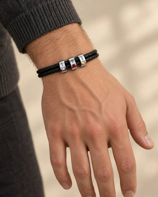 Pulsera hombre grabada - llevado por una modelo
