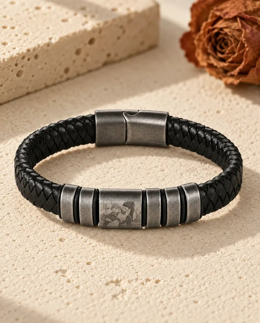 Pulsera hombre grabada en cuero trenzado — una foto grabada y de 2 a 5 nombres - sobre una superficie
