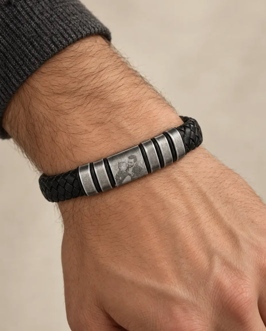 Pulsera hombre grabada en cuero trenzado — una foto grabada y de 2 a 5 nombres - llevado por una modelo