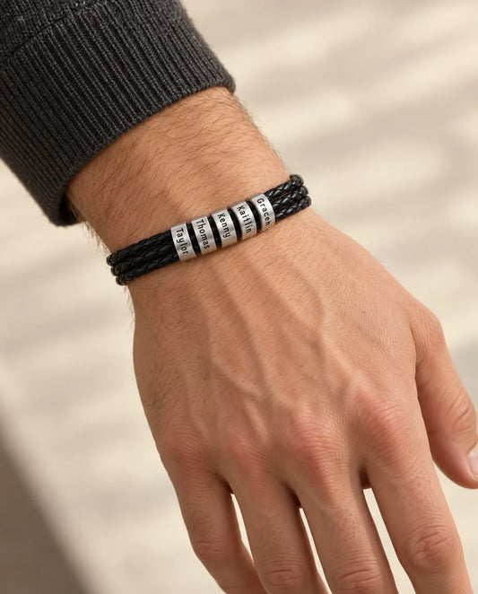 Pulsera hombre grabada - llevado por una modelo