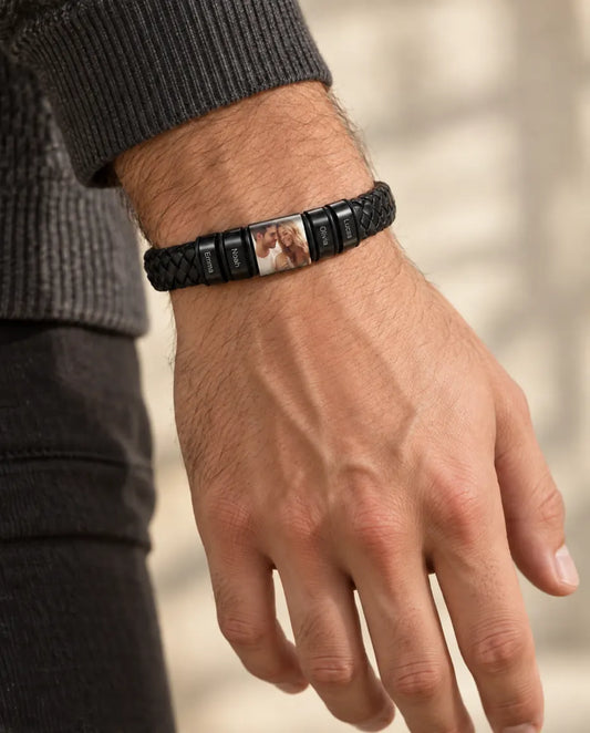 Pulsera hombre grabada - llevado por una modelo