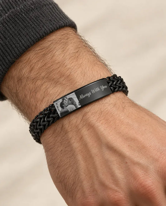 Pulsera hombre grabada - llevado por una modelo