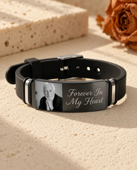 Pulsera hombre grabada - sobre una superficie