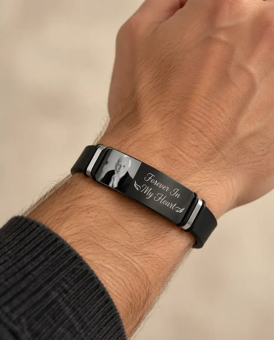 Pulsera hombre grabada - llevado por una modelo
